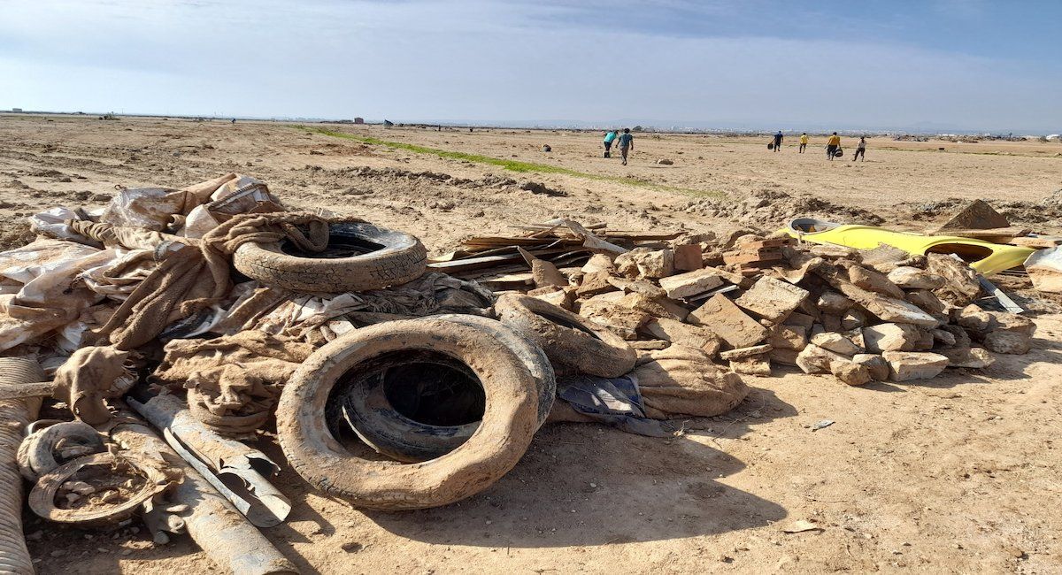 Entre los residuos más frecuentes tanto en el marjal como en las playas destacan los plásticos, llegando a constituir el 40,5% del total de residuos retirados, en estos meses. | Foto: SEO/BirdLife