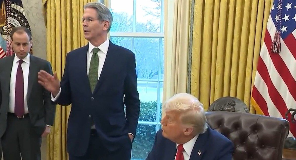El secretario del Departamento del Tesoro de Estados Unidos,  Scott K.H. Bessent, junto a Donald Trump en la Casa Blanca.