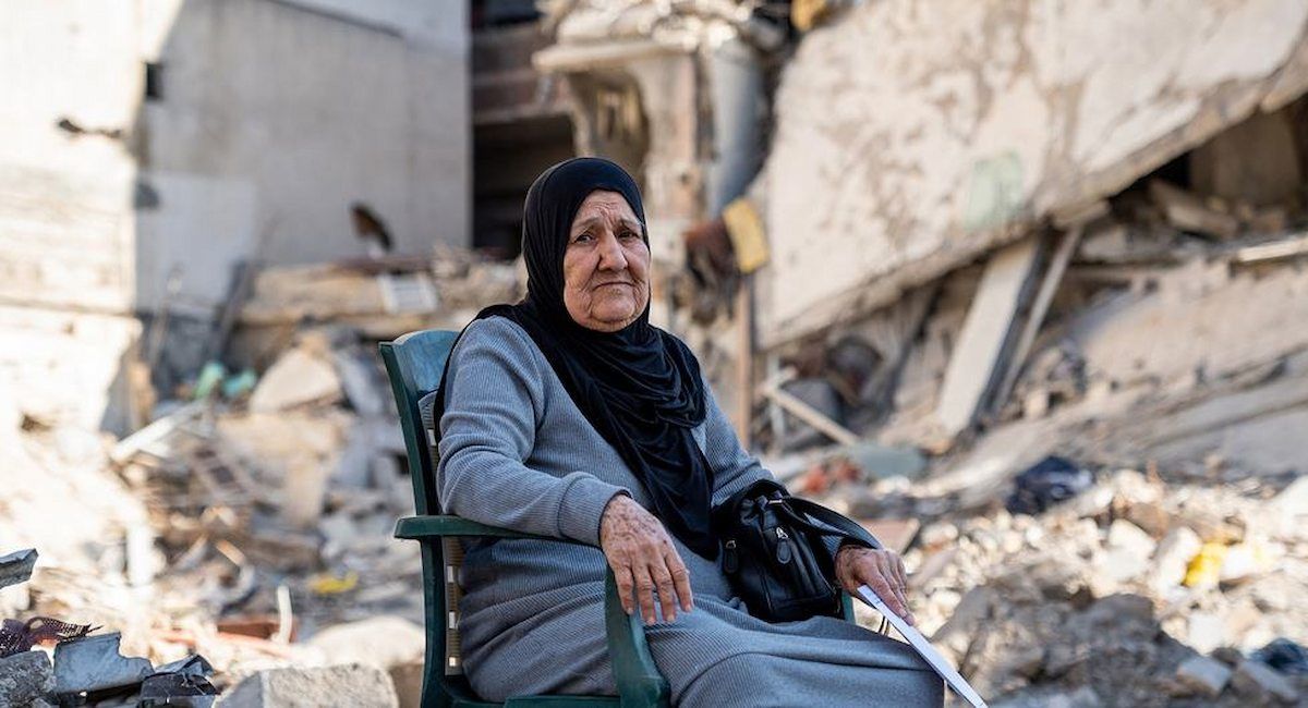 Una mujer regresa a su casa destruida en el Líbano. | Foto: UNICEF/Fouad Choufany