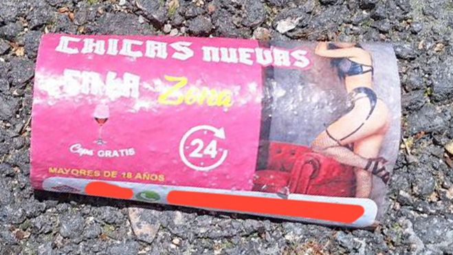 Uno de los panfletos que quedan tras la limpieza por Semana Santa volverá el lunes y nadie lo quitará.