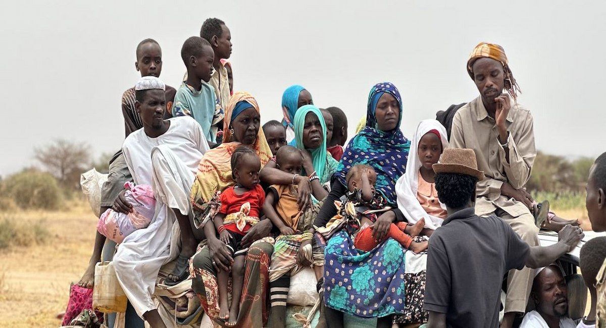 Una caravana llena de familias desplazadas que huyen de El Fasher, en Darfur del Norte, en busca de seguridad. En todo Sudán, más de 12 millones de personas se han visto obligadas a abandonar sus hogares. | Foto: UNICEF/Mohammed Jamal