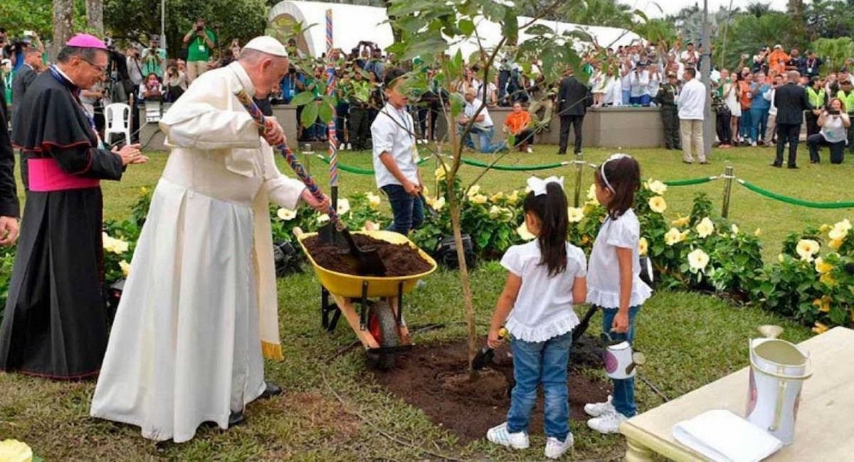 El Papa Francisco participa con niñas y niños en una plantación de árboles en una imagen de archivo.