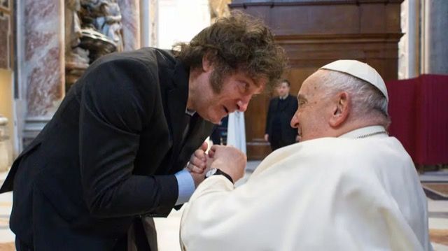 Milei se reverencia ante el papa en el Vaticano.