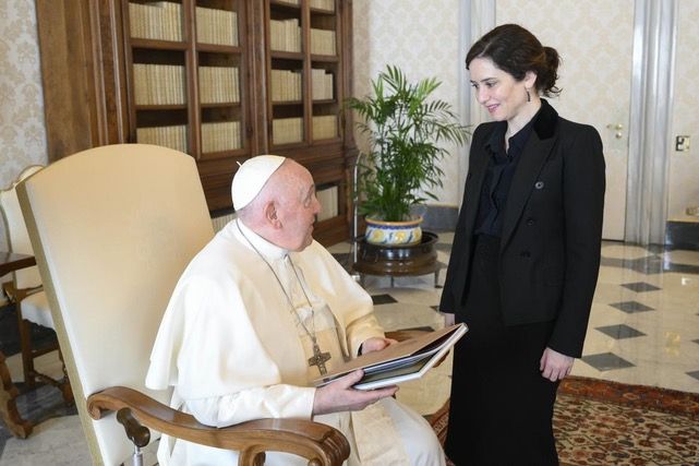 La presidenta madrileña, durante su recepción con el papa Francisco. La presidenta madrileña, durante su recepción con el papa Francisco.