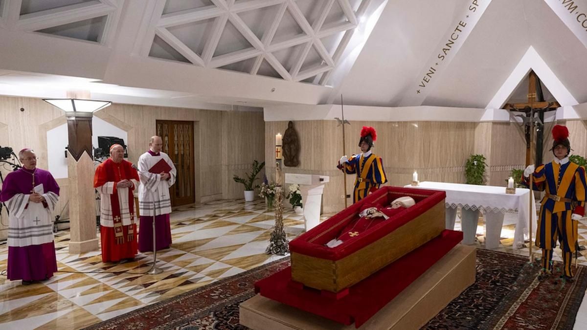 El cuerpo del papa Francisco expuesto en la Basílica de San Marta.