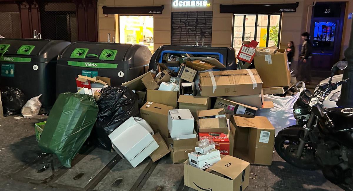 Un muestra de la deriva de la huelga indefinida de basuras en Madrid.