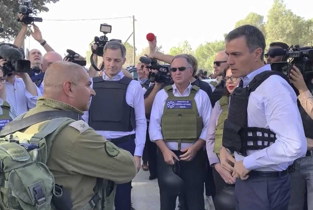 Sánchez durante una visita a la zona de guerra en Palestina.