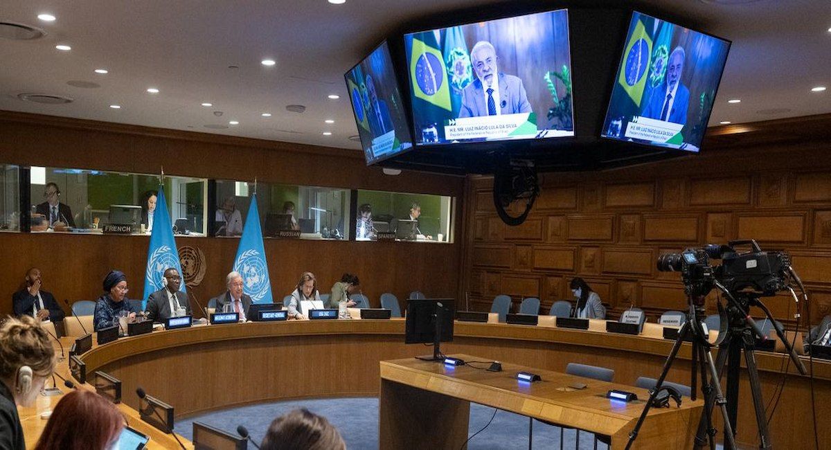 El Presidente brasileño Luiz Inácio Lula da Silva (en la pantalla) se dirige a los líderes mundiales en una reunión virtual sobre acción climática. | Foto: Foto ONU/Eskinder Debebe