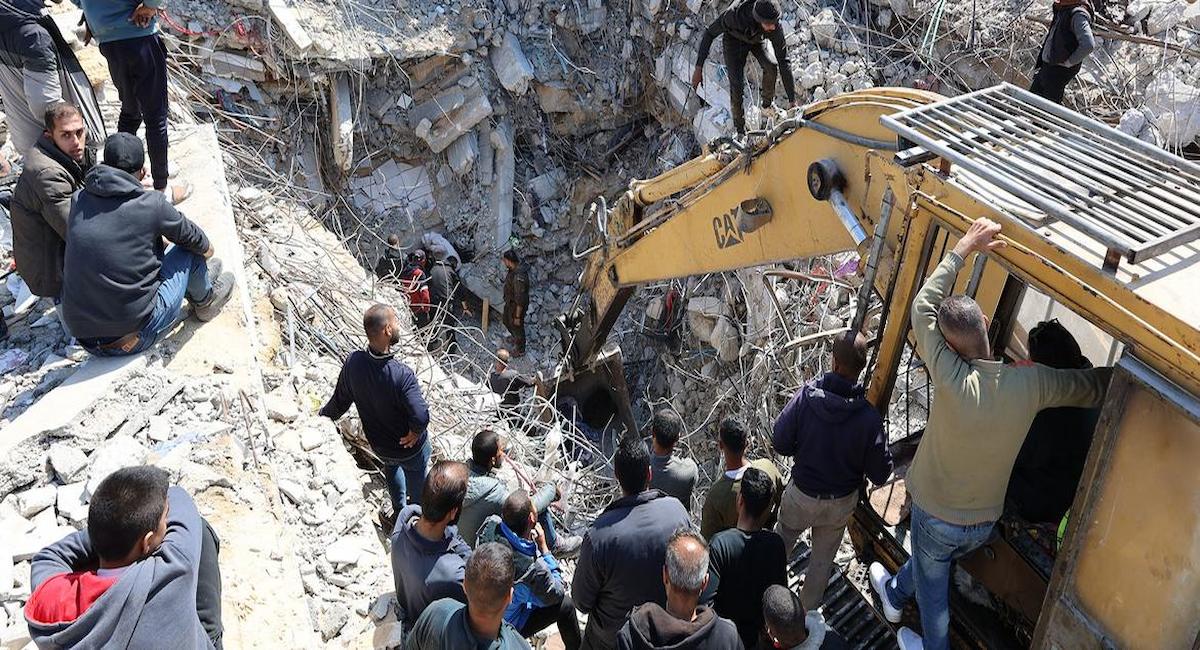 Excavadoras y maquinaria retiran los escombros de una casa destruida en la ciudad de Gaza, en busca de personas desaparecidas bajo los escombros. | Foto: ONU