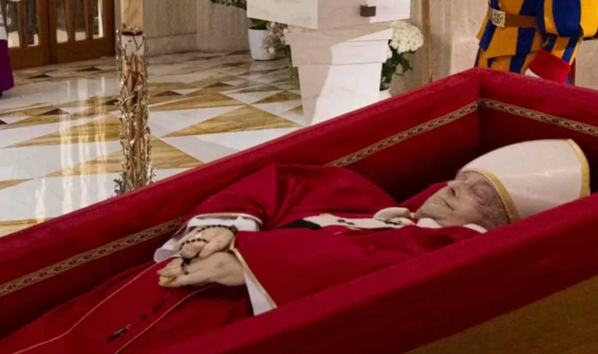 Cuerpo sin vida de Francisco durante la capilla ardiente.