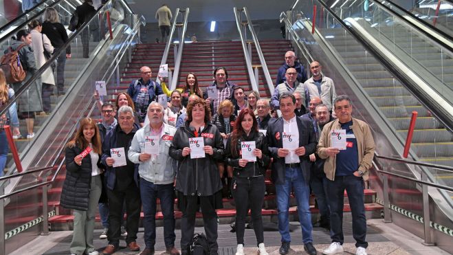 UGT Madrid ha repartido octavillas en la estación de Atocha de Madrid a primera hora de este viernes para animar a la ciudadanía a participar en la manifestación del 1 de mayo, foto Agustín Millán UGT Madrid ha repartido octavillas en la estación de Atocha de Madrid a primera hora de este viernes para animar a la ciudadanía a participar en la manifestación del 1 de mayo, foto Agustín Millán