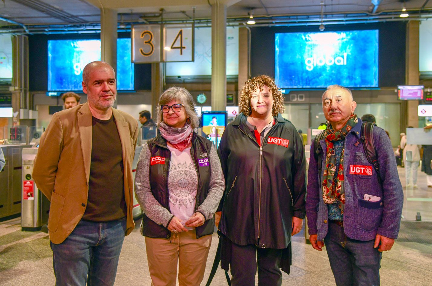 Los secretarios generales de CCOO y UGT, Unai Sordo y Pepe Álvarez, y de Madrid, Paloma López y Susana Huertas han repartido octavillas en la estación de Atocha de Madrid a primera hora de este viernes para animar a la ciudadanía a participar en la manifestacion del primero de mayo