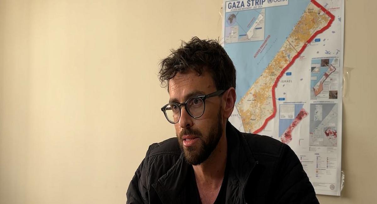 El responsable de la Oficina para la Coordinación de Asuntos Humanitarios (OCHA) en los Territorios Palestinos Ocupados, Jonathan Whittall, habla con periodistas en Gaza sobre las necesidades humanitarias. | Foto: ONU