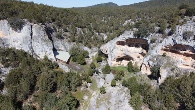Vista aérea de Cueva Millán, con el tejadillo que protege el yacimiento, Manuel Rojo