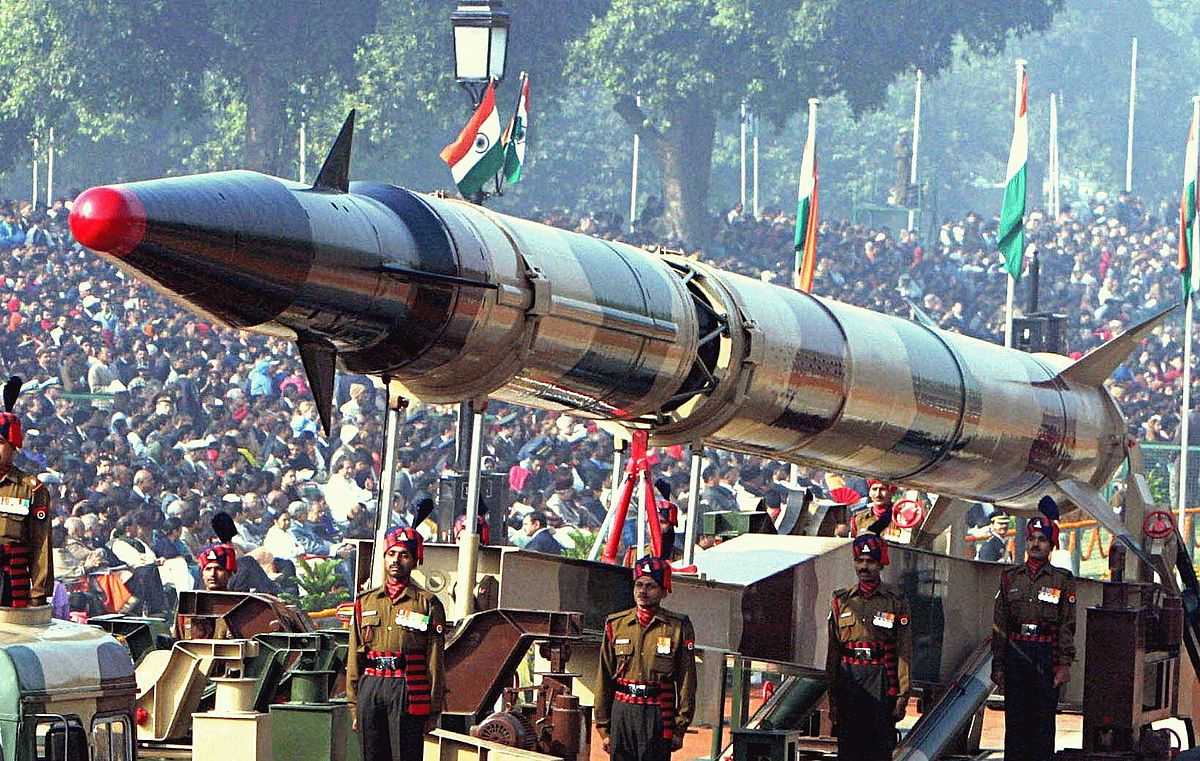 La India solicita a la OIEA que inspeccione las armas nucleares de Pakistán .Un misil de la India durante un desfile militar.