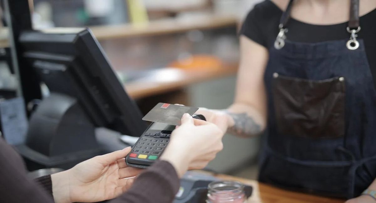 Los posibles gastos de gestión en la adquisición de servicios como entradas de cine o discotecas deberán ser incluidos en el precio final.