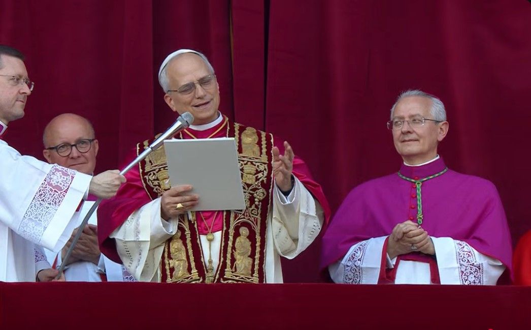 Nuestro mundo tiene que hermanarse: "¡La paz esté con todos ustedes!”;  Fue el primer deseo del Papa León XIV