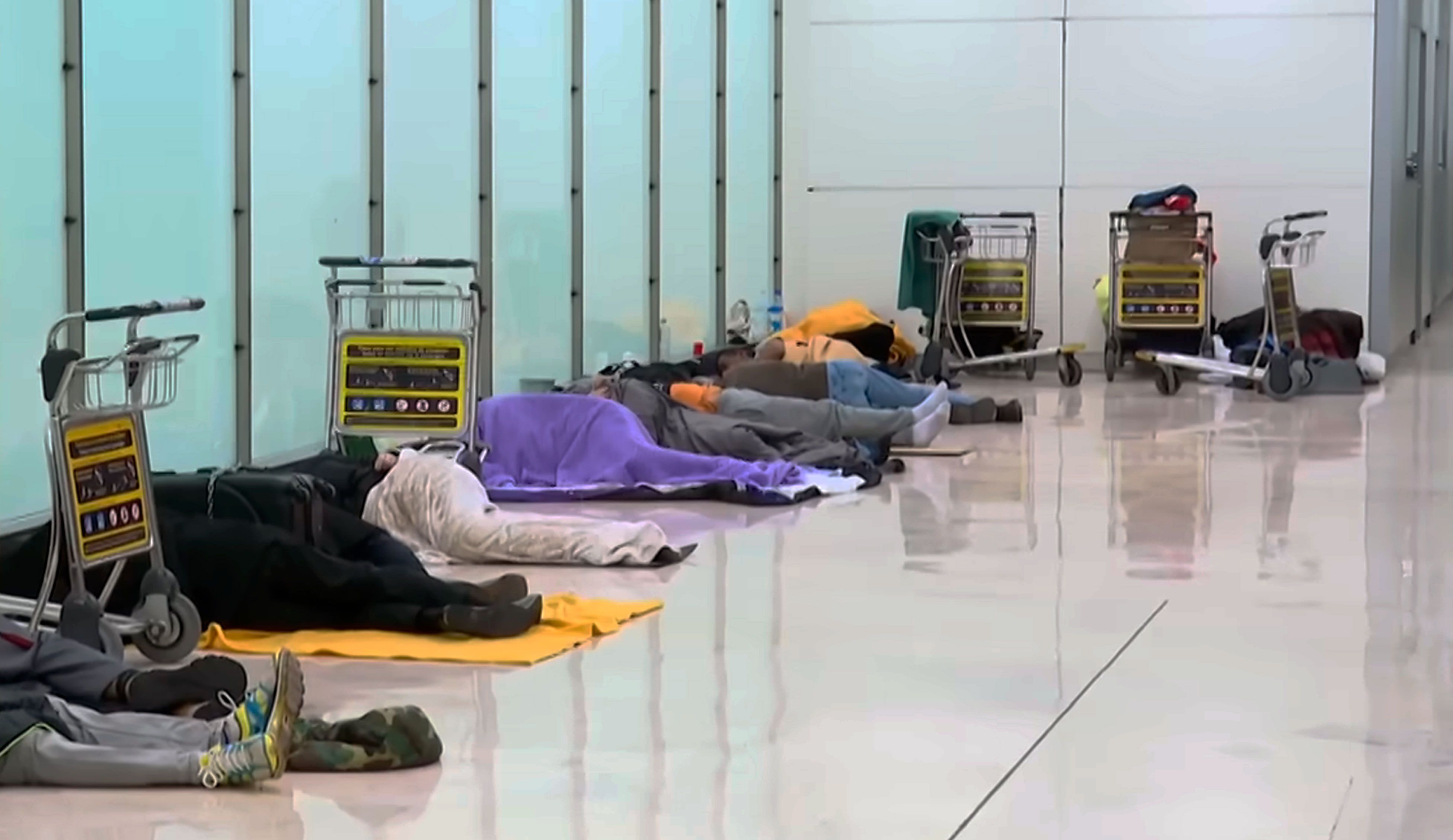 Barajas cierra sus puertas a los sintecho: del refugio invisible a la expulsión silente