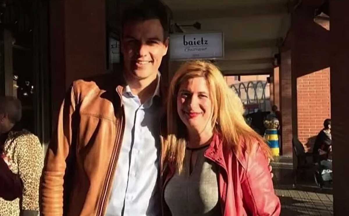 Leire Díez en foto de archivo, señalada como fontanera de Ferraz, con Pedro Sánchez.
