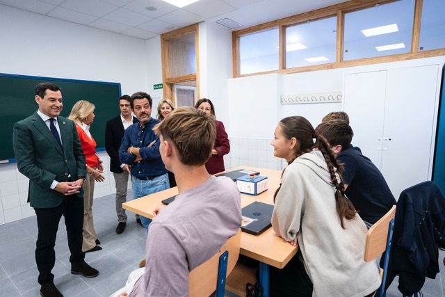 El presidente andaluz, durante la inauguración de un centro de secundaria en Marbella en octubre del pasado 2024.