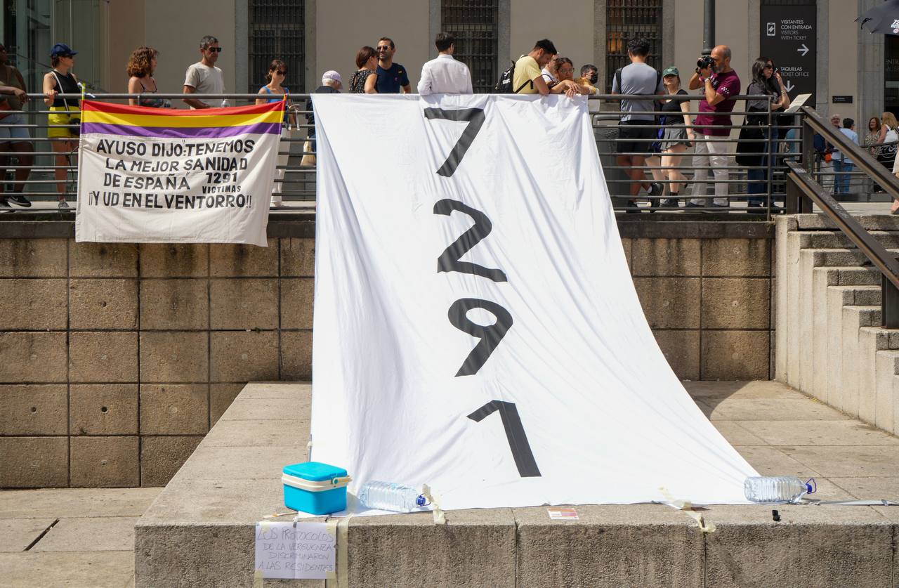 Manifestación en homenaje a los 7291 fallecidos en residencias de ancianos durante la pandemia, este domingo en Madrid. Foto Agustín Millán