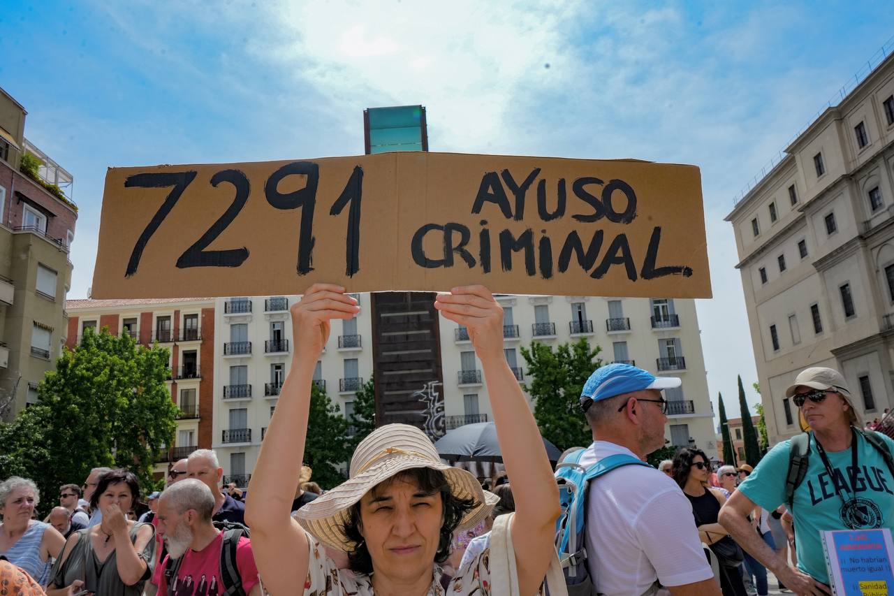 Manifestación en homenaje a los 7291 fallecidos en residencias de ancianos durante la pandemia, este domingo en Madrid. Foto Agustín Millán