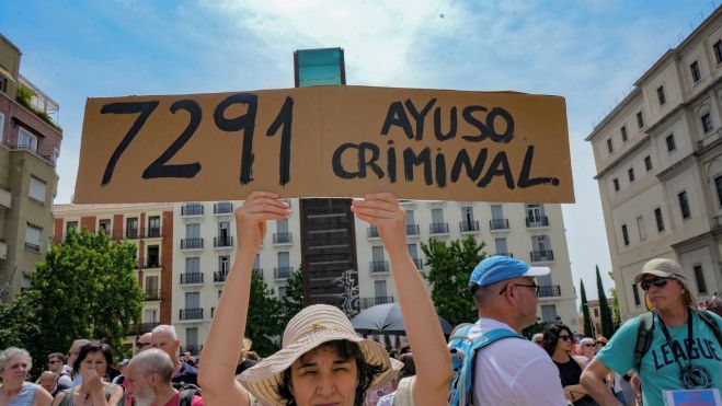Manifestación en homenaje a los 7291 fallecidos en residencias de ancianos durante la pandemia, este domingo en Madrid. Foto Agustín Millán