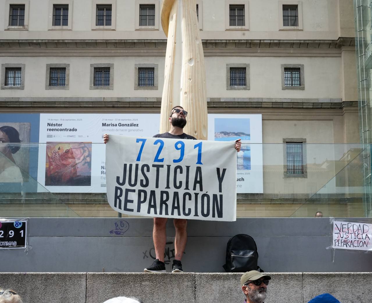 Manifestación en homenaje a los 7291 fallecidos en residencias de ancianos durante la pandemia en Madrid. Foto Agustín Millán