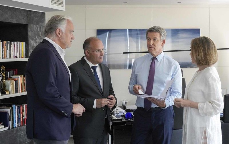 Feijóo con algunos de sus colaboradores en Génova 13