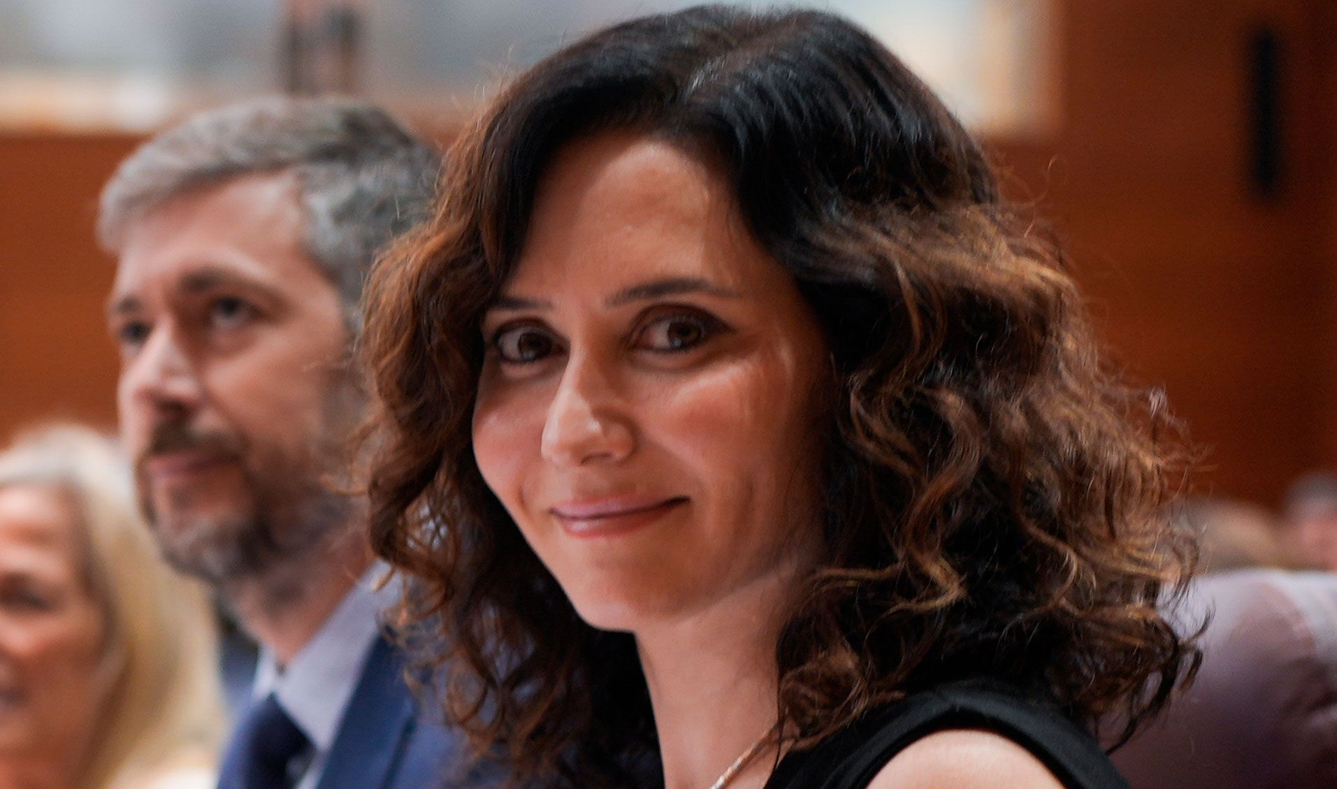 Ayuso desafía la Constitución y niega la cooficialidad del catalán: su extremismo rompe la unidad de España