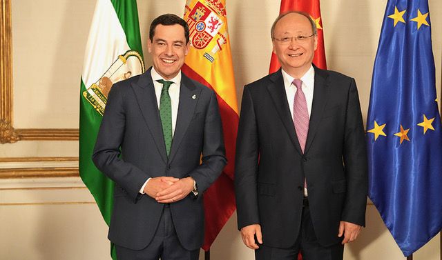 Moreno Bonilla, junto a Yin Li, miembro del Buró Político del Comité Central del Partido Comunista de China y secretario del Comité Municipal de Beijing, en mayo de 2024 en el Palacio San Telmo.
