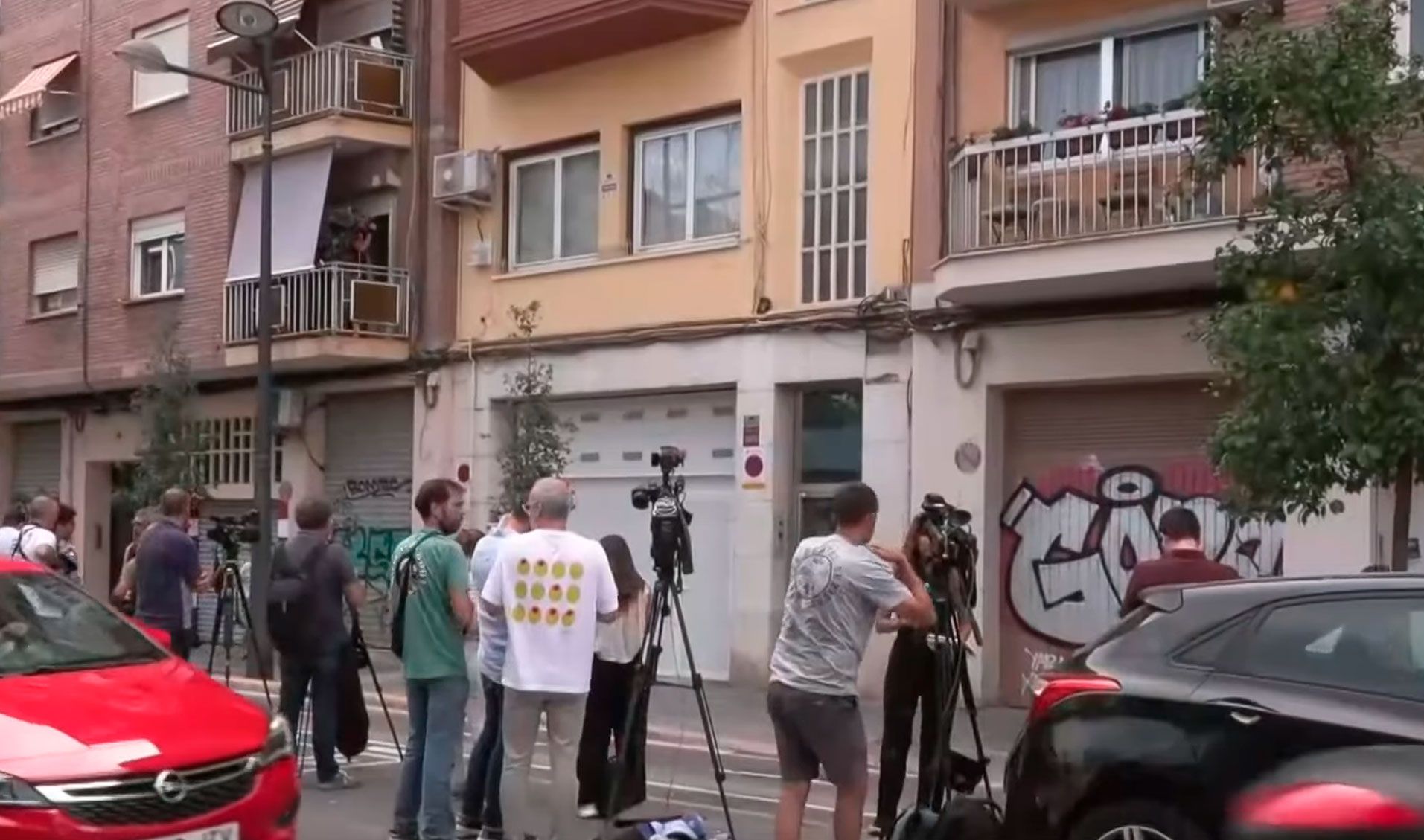 Los medios en la puerta de la casa de Ábalos en Valencia