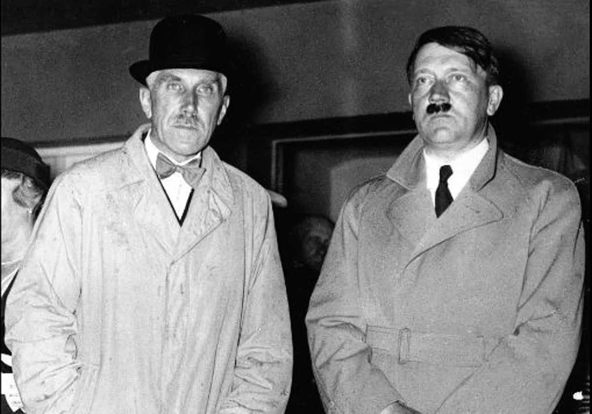 Von Papen, el canciller conocido como el diablo con sombrero de copa, junto a Hitler en 1930.