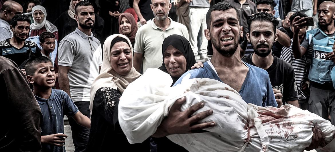 Un palestino y sus familiares lloran la muerte de una niña asesinada por Israel en un ataque aéreo en Gaza | Foto: Unicef