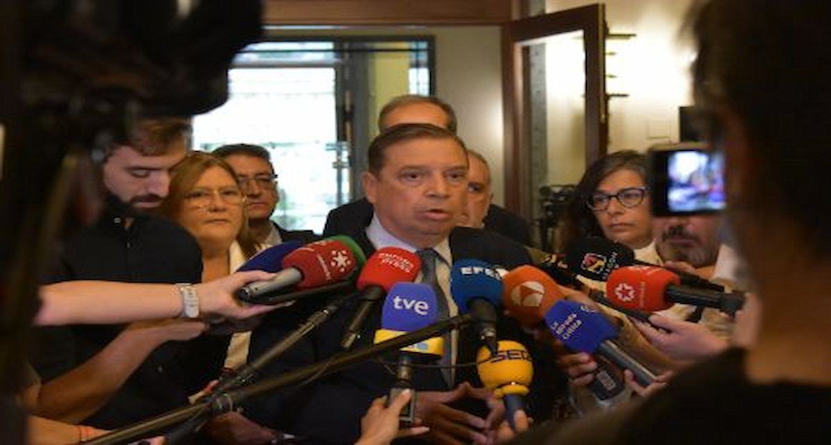 Luis Planas a su llegada al Senado. | Foto: Pool Moncloa