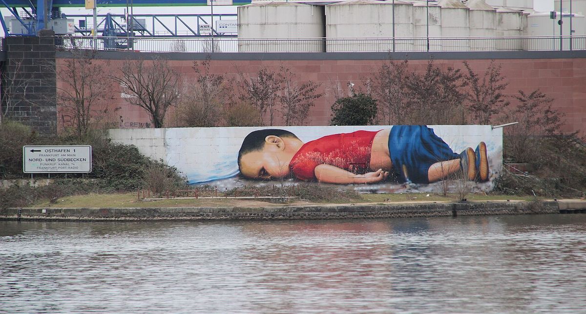 Mural de Justus Becker y Oguz  dedicado al niño Aylan Kurdi en el puerto de Osthafen de Fráncfort del Meno (Alemania)