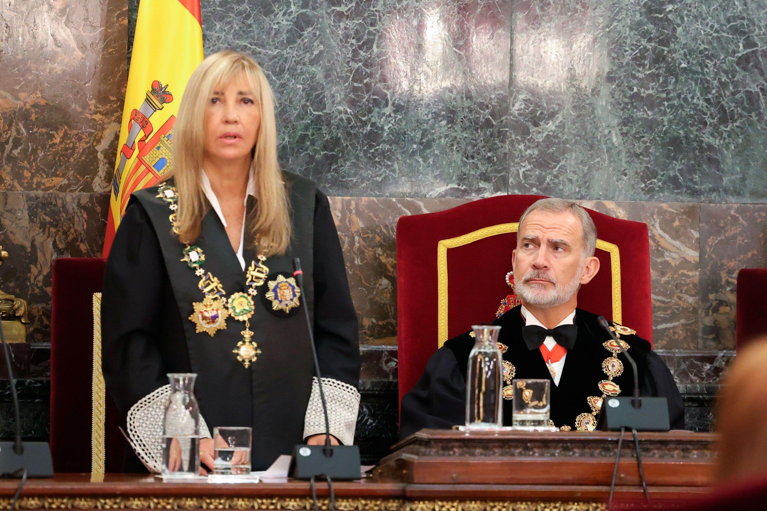 La ceremonia, celebrada en el Salón de Plenos del Tribunal Supremo, contó con la presencia del Rey Felipe VI, la presidenta del Supremo, Isabel Perelló