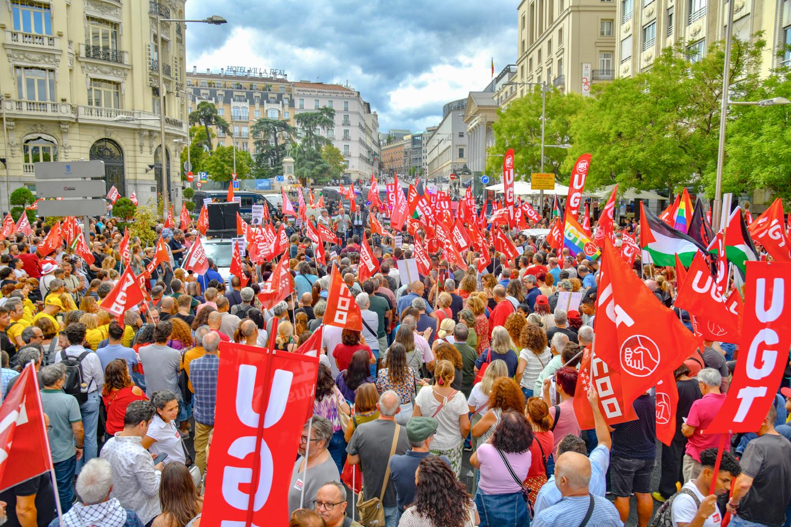 Concentración de UGT y CCOO en el Congreso: Protesta por la Reducción de la Jornada Laboral, foto Agustín Millán Concentración de UGT y CCOO en el Congreso: Protesta por la Reducción de la Jornada Laboral, foto Agustín Millán