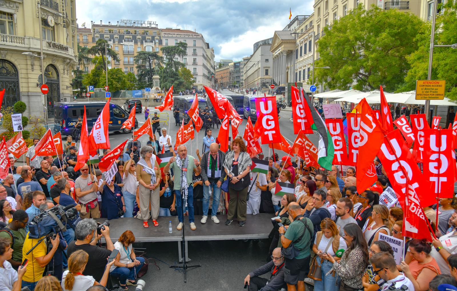 Concentración de UGT y CCOO en el Congreso: Protesta por la Reducción de la Jornada Laboral, foto Agustín Millán Concentración de UGT y CCOO en el Congreso: Protesta por la Reducción de la Jornada Laboral, foto Agustín Millán