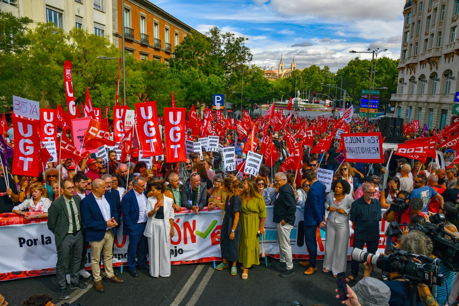 Concentración de UGT y CCOO en el Congreso: Protesta por la Reducción de la Jornada Laboral, foto Agustín Millán Concentración de UGT y CCOO en el Congreso: Protesta por la Reducción de la Jornada Laboral, foto Agustín Millán