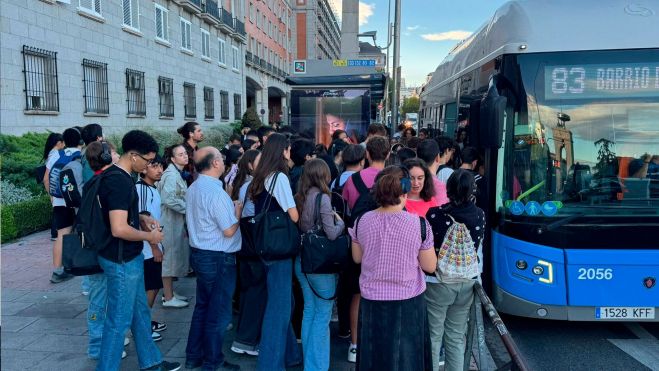 Miles de usuarios, la mayoría universitarios esperando algún autobús que les lleve a la Ciudad Universitaria, algunos con poco éxito Miles de usuarios, la mayoría universitarios esperando algún autobús que les lleve a la Ciudad Universitaria, algunos con poco éxito