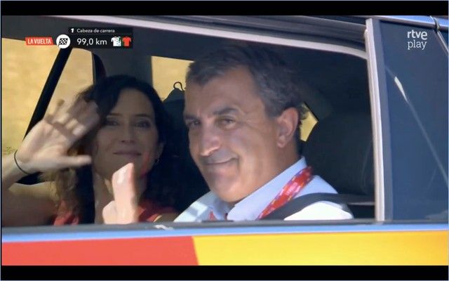 Ayuso en el coche junto al director de LaVuelta Ayuso en el coche junto al director de LaVuelta