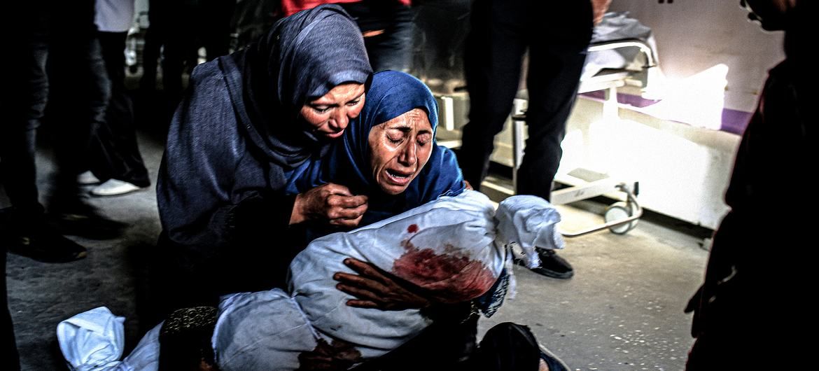 © UNICEF Una mujer llora a su nieto asesinado en un bombardeo israelí a Rafah, en el sur de Gaza.