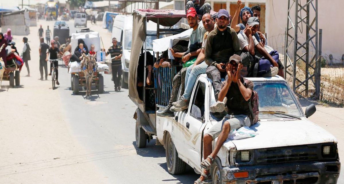 Familias evacuando Deir Al-Balah, en la Franja de Gaza. | Foto: UNRWA