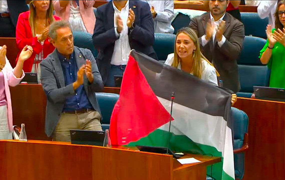 Mar Espinar, desplegó una bandera palestina en el hemiciclo para reprochar a la presidenta que se “persiga la paz”.