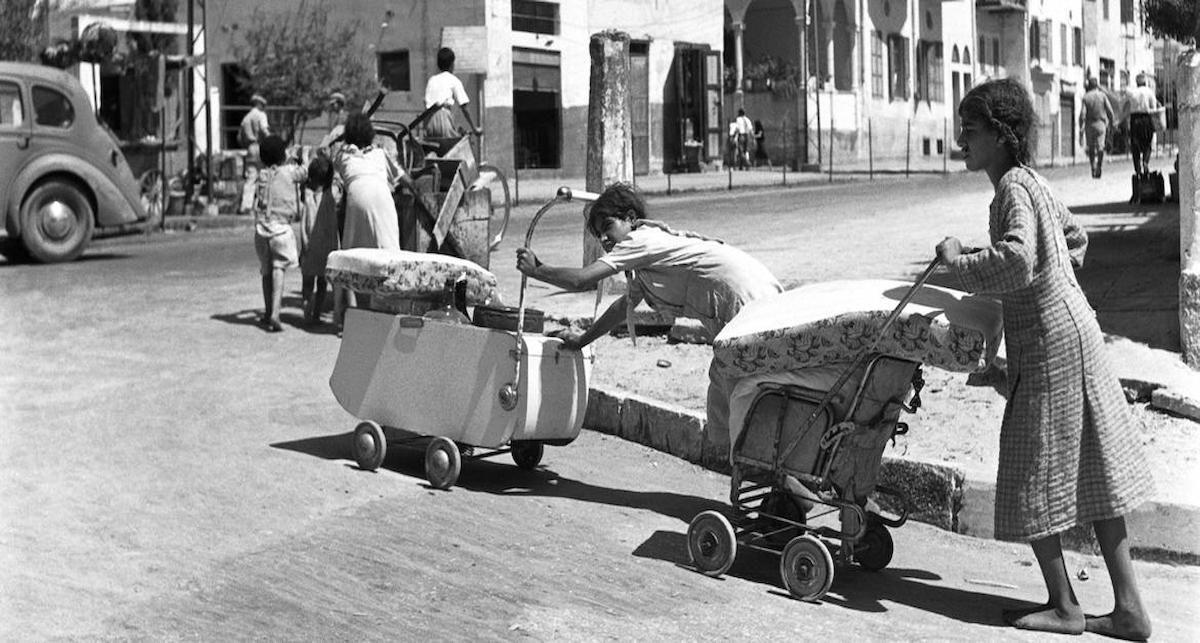 Descalzas y empujando sus pertenencias en cochecitos y carretas, familias árabes abandonan la ciudad costera de Jaffa, que se convirtió en parte del área metropolitana de Tel Aviv en el estado de Israel mientras se desarrolla en Nueva Yor la Asamble General de la ONU.. | Foto: ONU