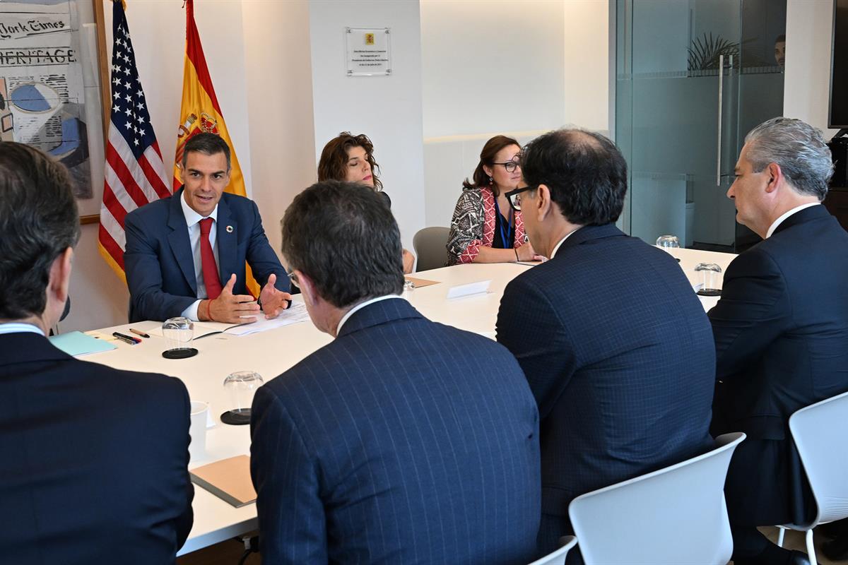 El presidente del Gobierno, Pedro Sánchez, durante el encuentro con inversores en la Oficina Económica y Comercial de España en Nueva York