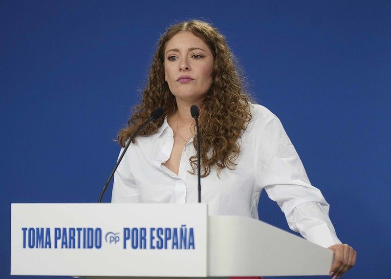 Feijóo deja caer a Ayuso para que se coma sola el marrón de su novio