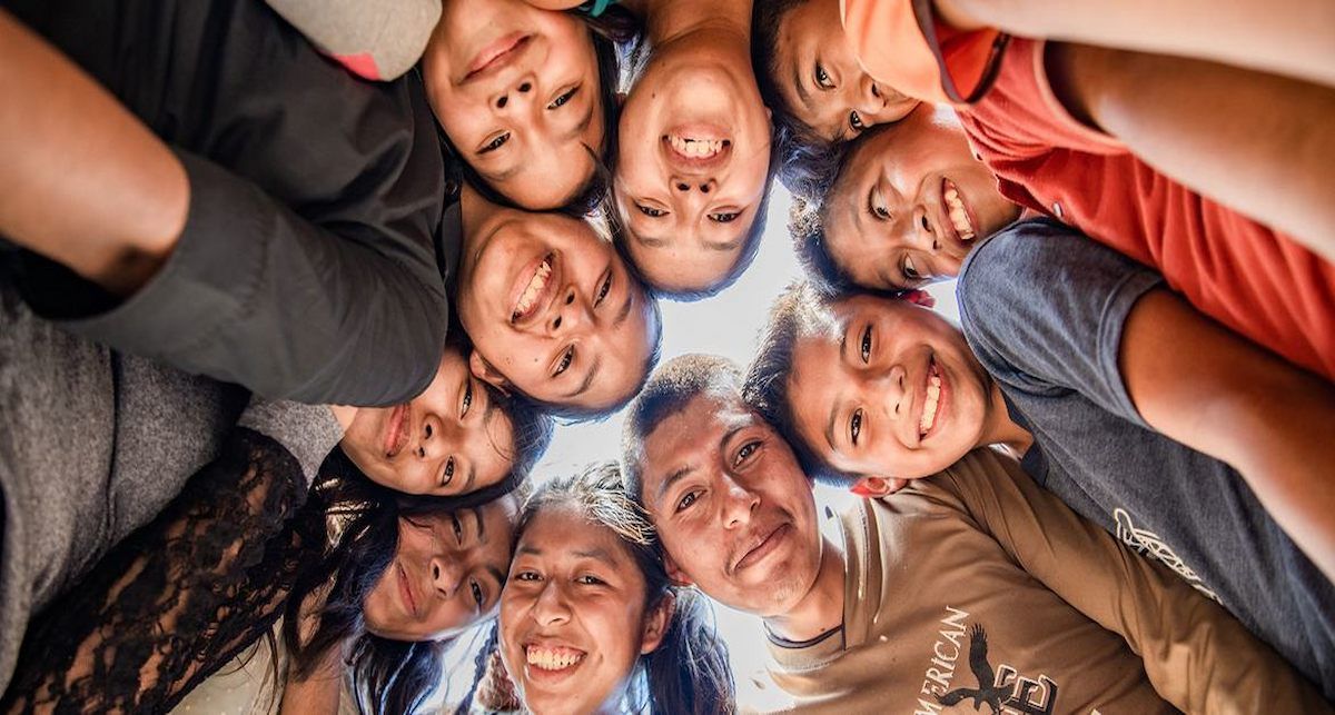 Un grupo de jóvenes se reúne para jugar al fútbol en San Cristóbal, Alta Verapaz, Guatemala. | Foto: UNICEF/Patricia Willocq
