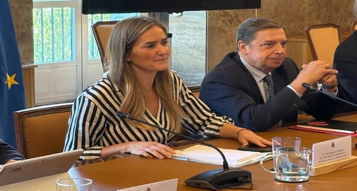 La vicepresidenta tercera y ministra para la Transición Ecológica y Reto Demográfico, Sara Aagesen, y el ministro de Agricultura, Pesca y Alimentación, Luis Planas, durante la reunión con representantes de los sectores agrario y pesquero. | Foto: Pool Moncloa